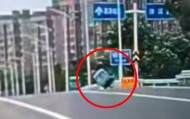 南京街头一声巨响后，他们冲了上去