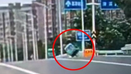 南京街头一声巨响后，他们冲了上去