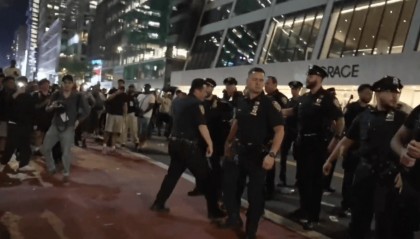 场面混乱！美媒：NBA总决赛期间，大批球迷在纽约公园内与警方发生冲突
