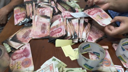 邮储银行安岳支行助力客户兑换火烧残损币 齐力解难暖人心