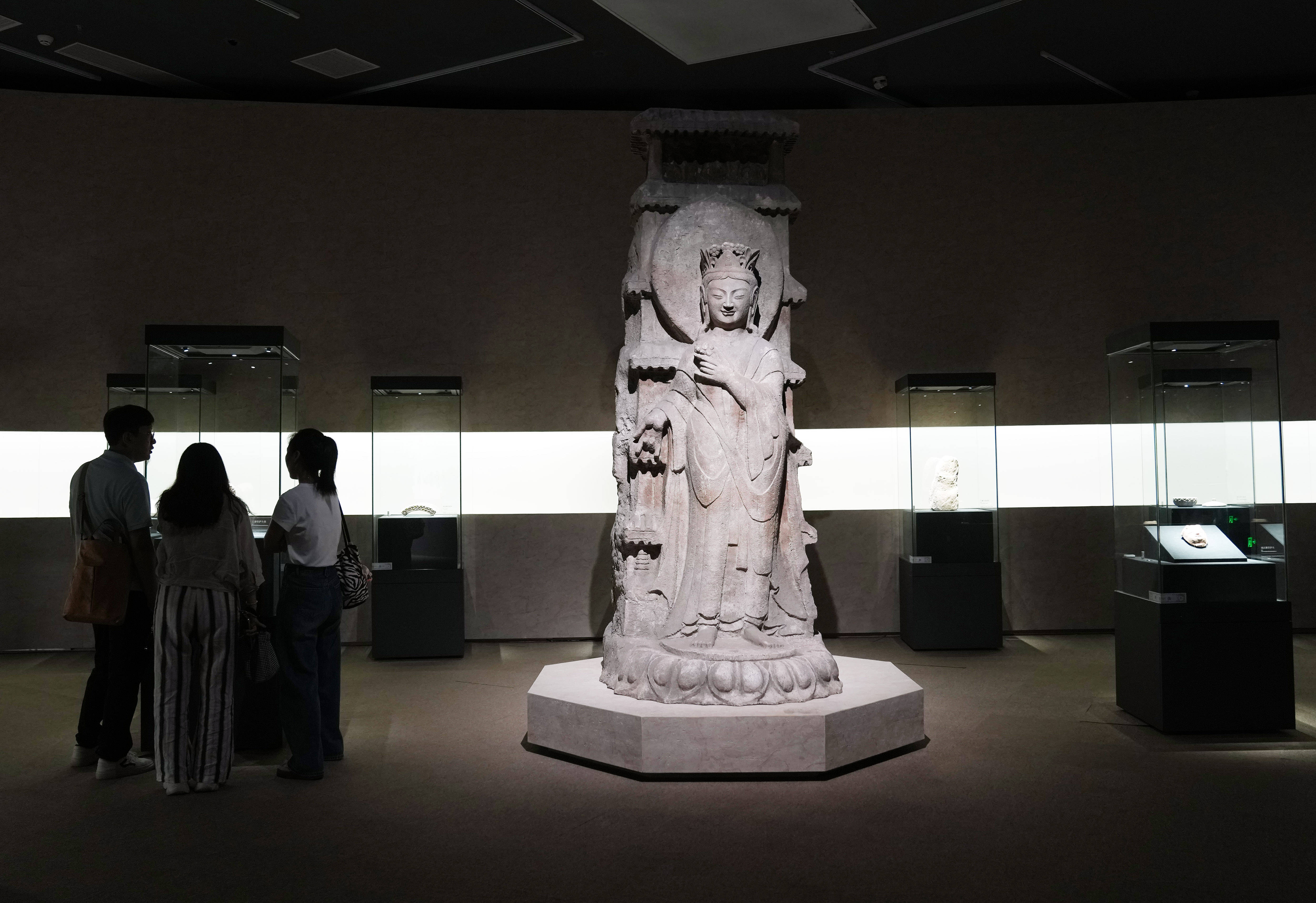 “云海相望——云冈石窟艺术特展”在沪开幕