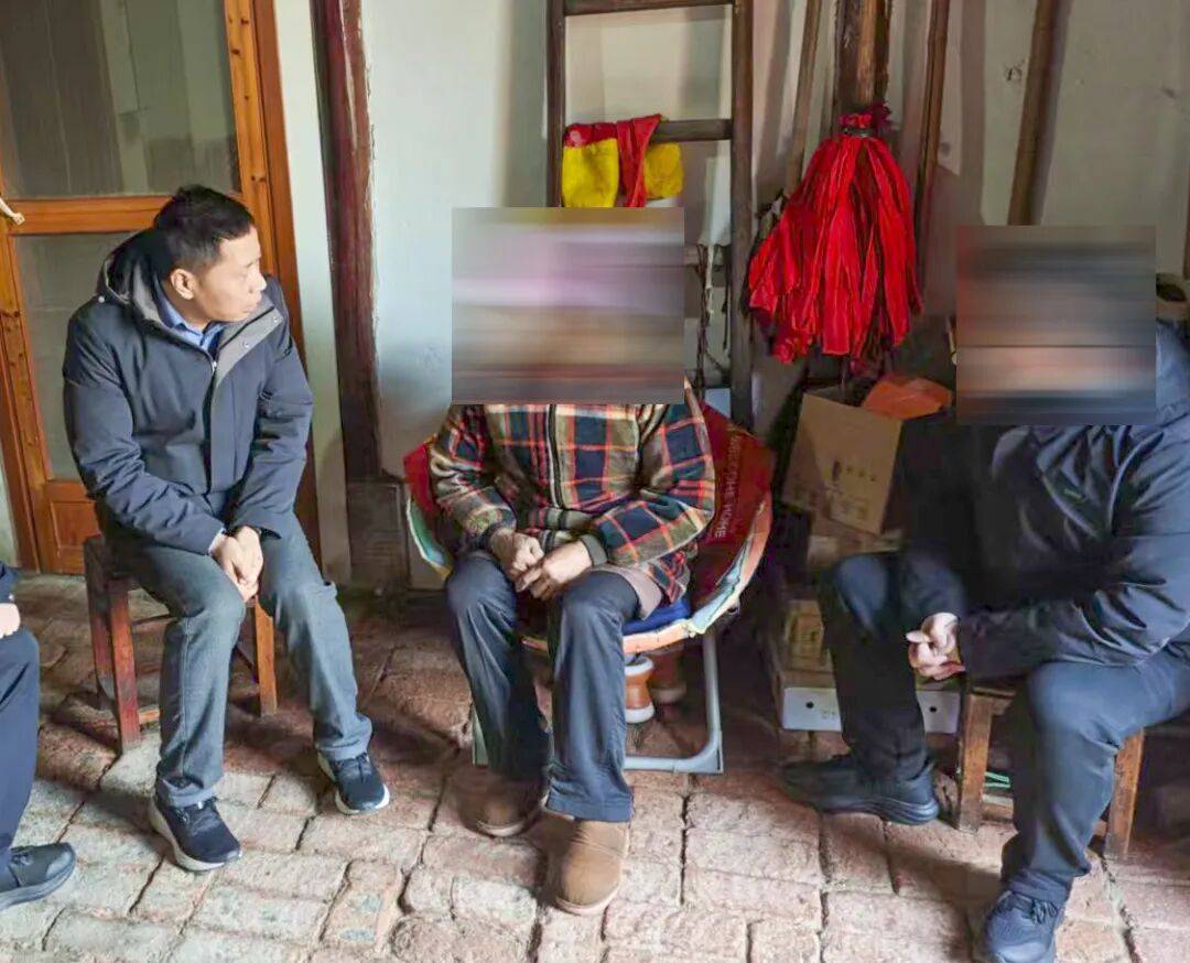 南京街头一声巨响后,他们冲了上去
